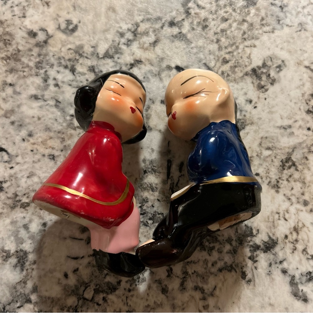 Vintage Japanese couple on bench salt n pepper shakers - Picture 4 of 5